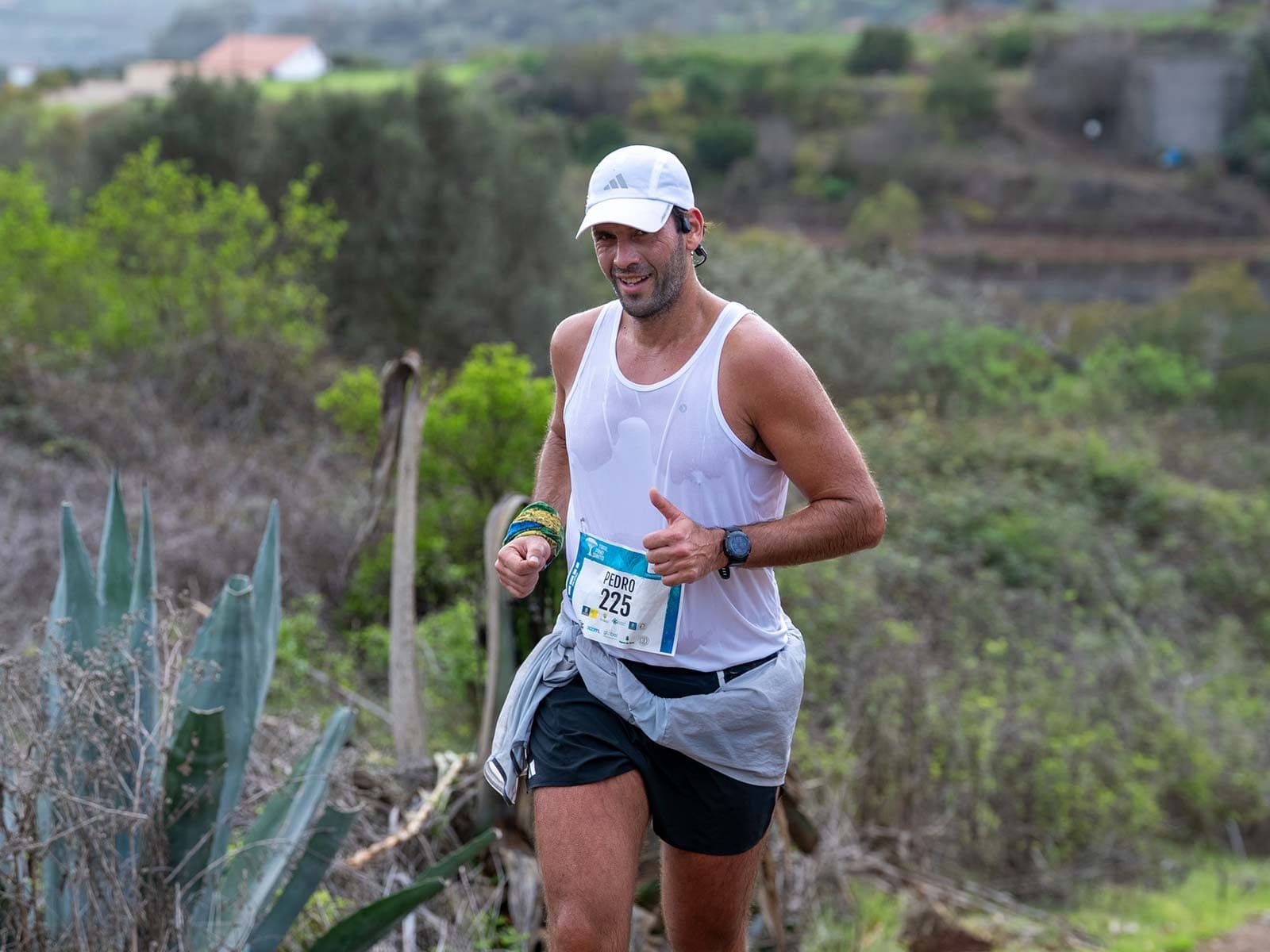 Hombre corriendo en la carrera Trail Pino Santo 2025