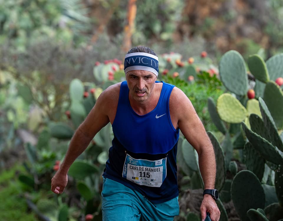 Corredor pasando por camino de vegetación en la Trail Pino Santo 2025