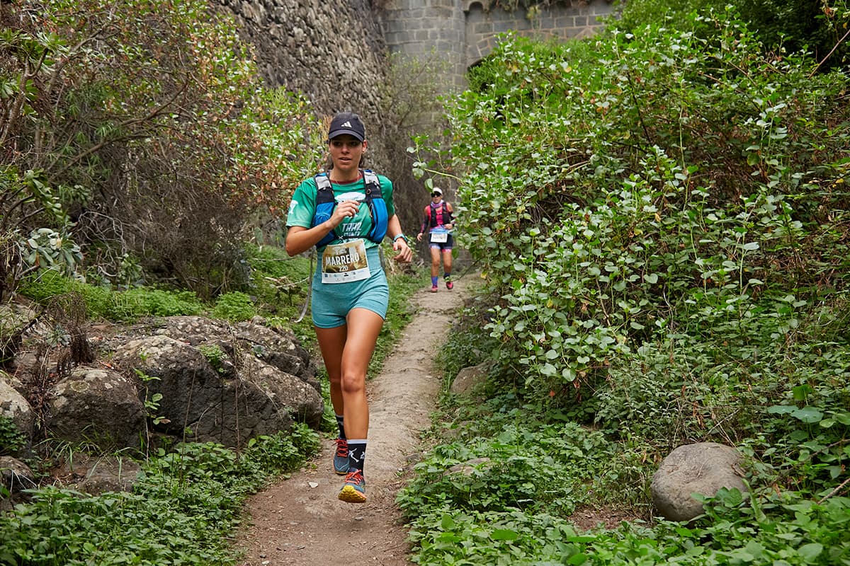 Chica corriendo por la vegetación en la Trail Pino Santo