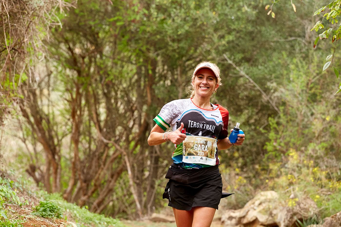 Chica sonriendo corriendo la carrera de la Trail Pino Santo