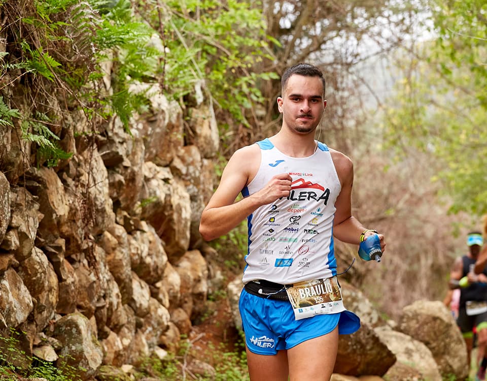 Corredor de la Trail Pino Santo 2024 en la montaña