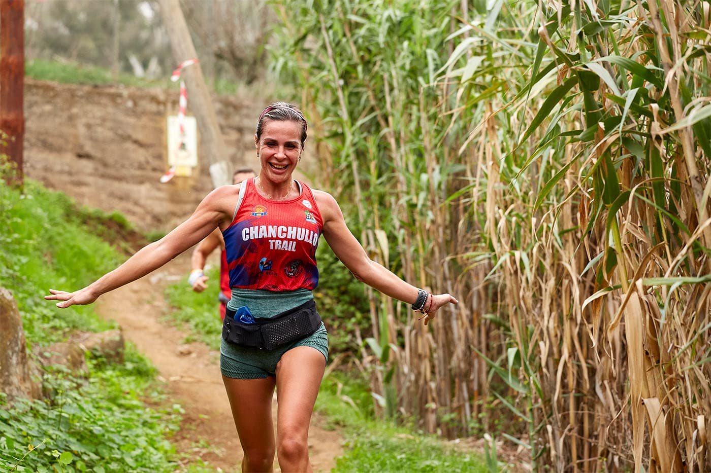 Mujer corriendo por la montaña en la Trail Pino Santo